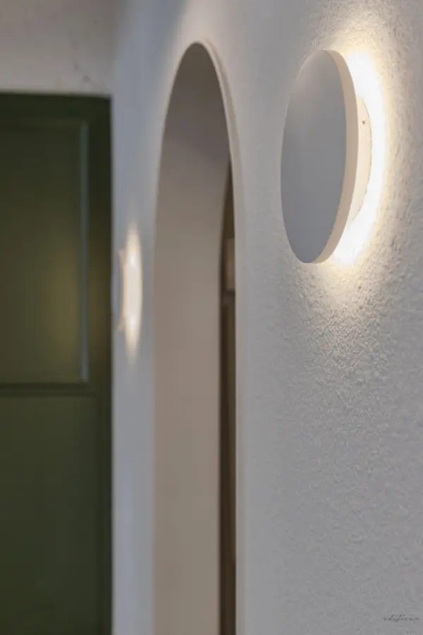 아치와 원형 조명이 어우러진 감성 카페 공간